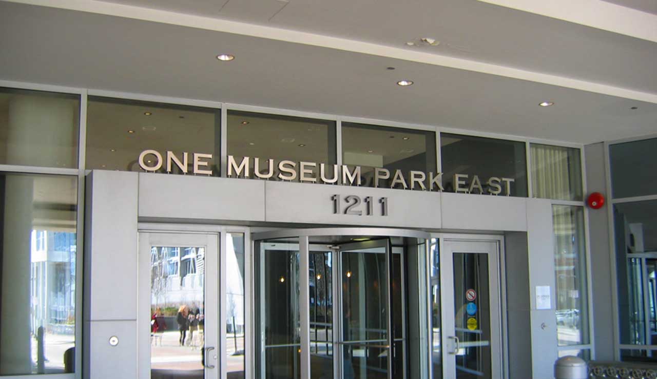 IBRAND_Visual_PRYOR_Signage_Exterior_Gallery_740x1280_One_Museum_Park_East_Sign