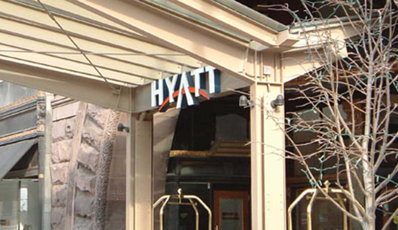 IBRAND_Visual_PRYOR_Signage_Hotels_Featured_Projects_Gallery_740x1280_Hyatt_Exterior_Sign